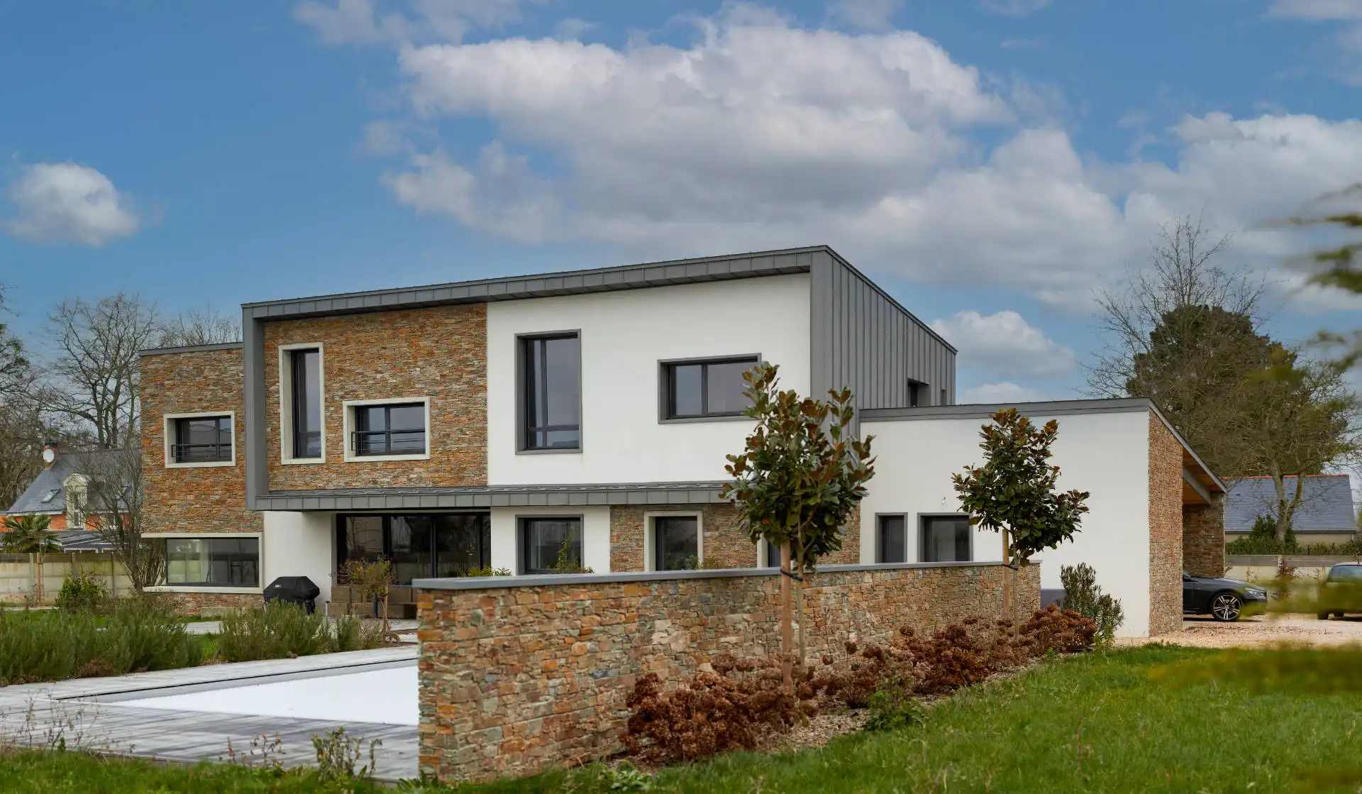 Logement individuel de 4 chambres avec piscine